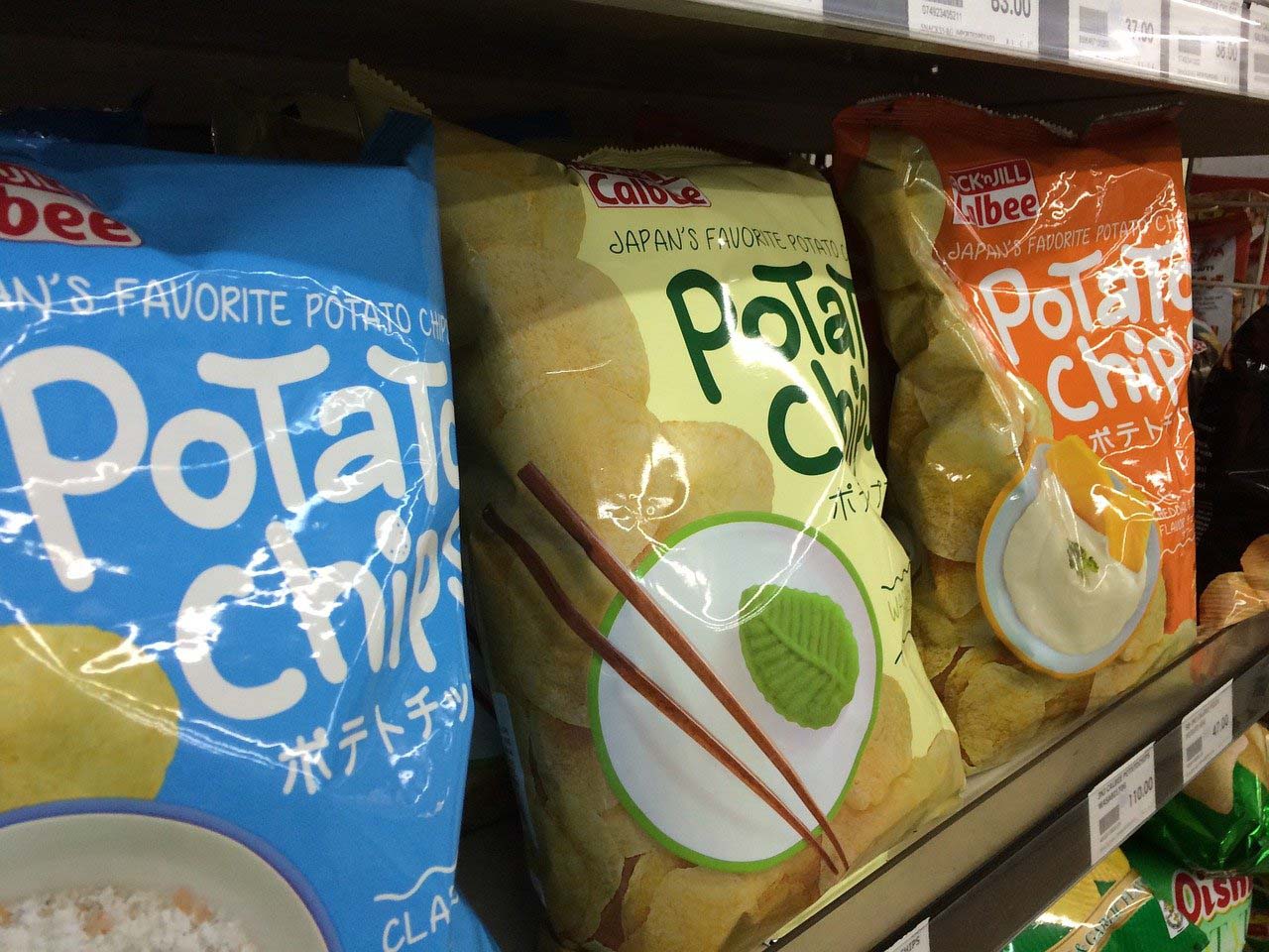 A photo shows several colorful potato chip bags on a shelf in a grocery store. Credit: pdiaz/Pixabay