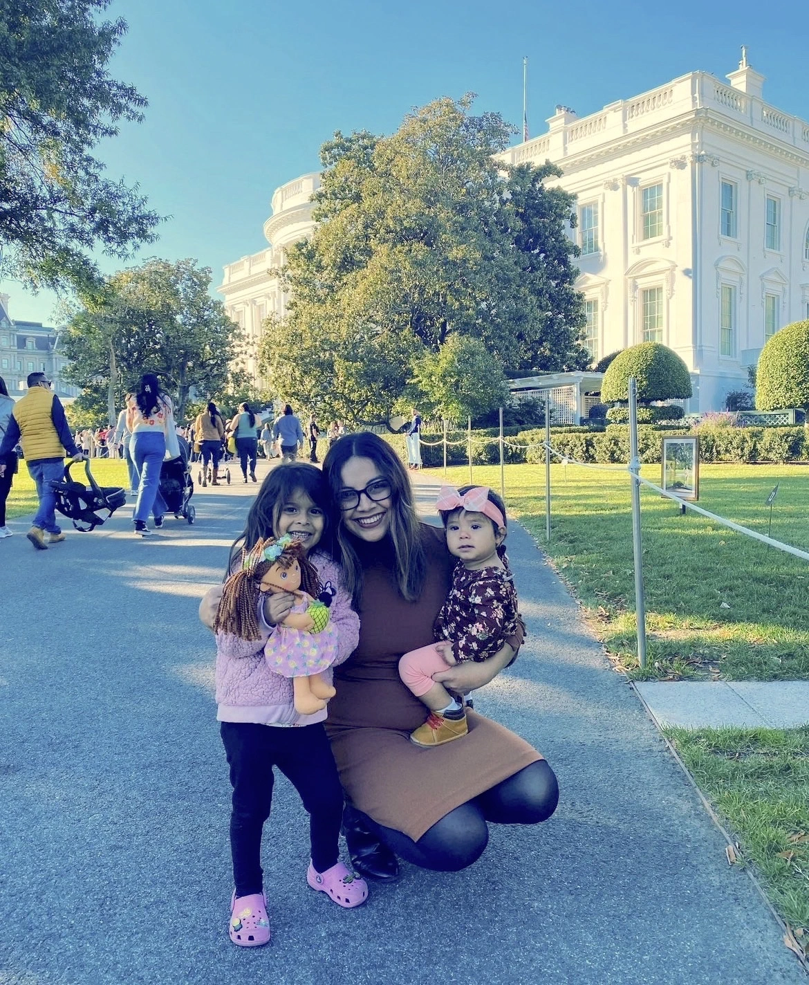 Fabiola Yanez with children visiting the White House