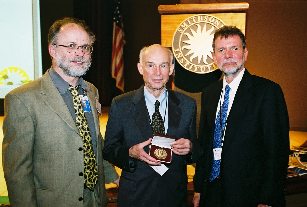 John Beaman holds the 2003 Jose Cuatrecasas Medal in a small box between Lawrence Dorr on his left and W. John Kress on his right.