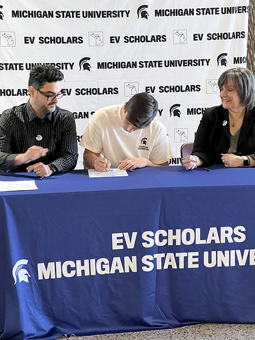 Professor Nelson Sepúlveda and Bernadette Friedrich officiate at the signing of EV Scholar Eduardo Ferdinandi.