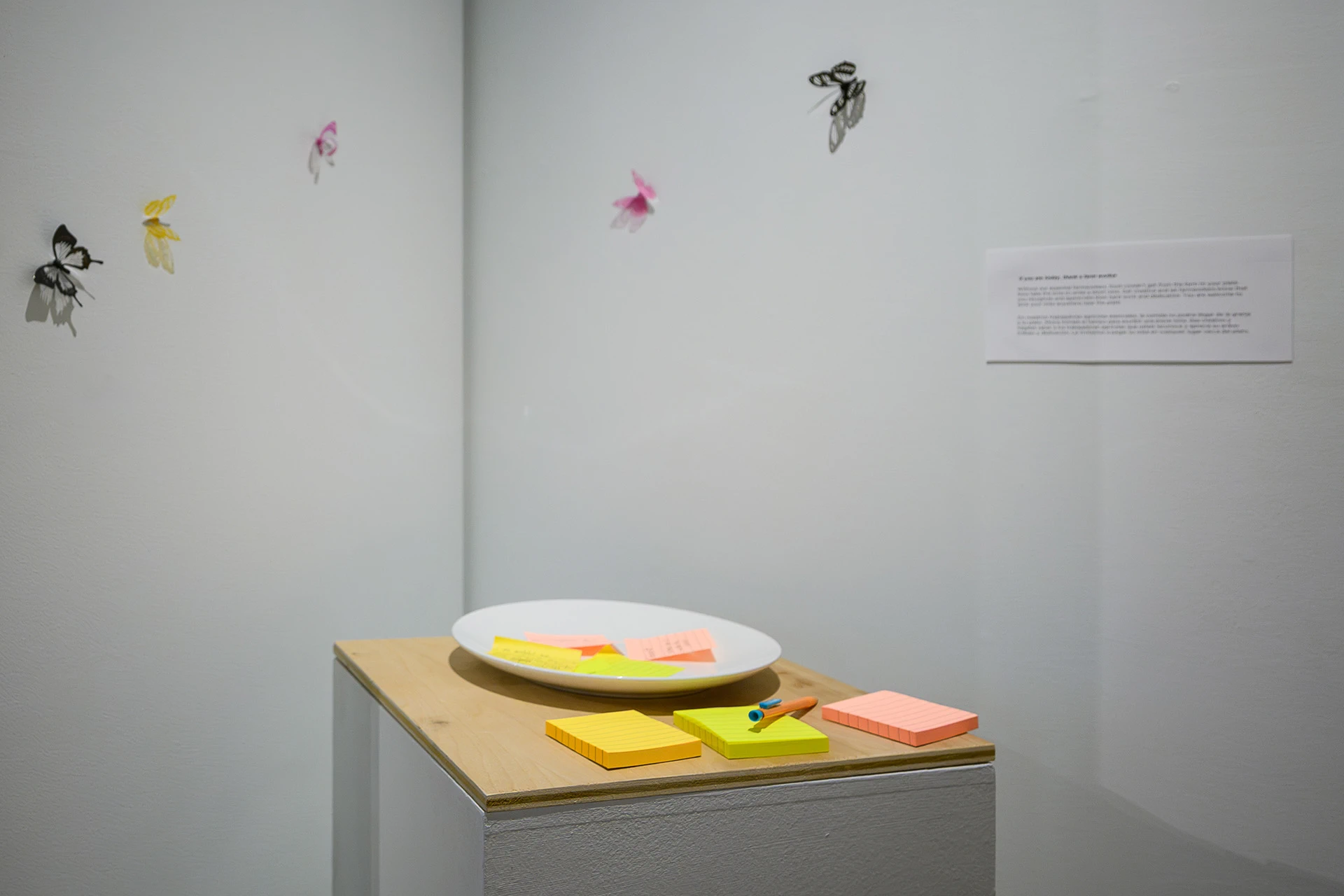 An empty plate is adorned by sticky notes conveying messages of gratitude to migrant farmworkers for bringing food to plates